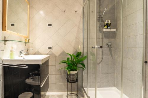 La salle de bains est pourvue d'une douche, d'un lavabo et de toilettes. dans l'établissement Rialto 13, à Trévise