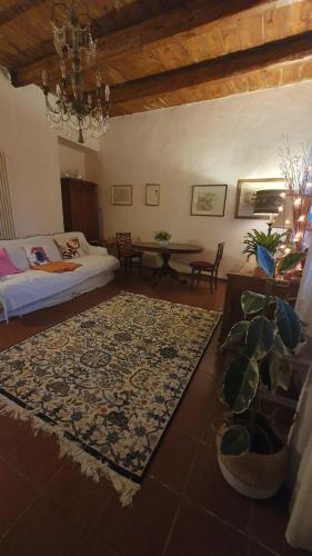 - une chambre avec un lit, une table et un tapis dans l'établissement Il Tiglio guesthouse, à Montecalvo in Foglia