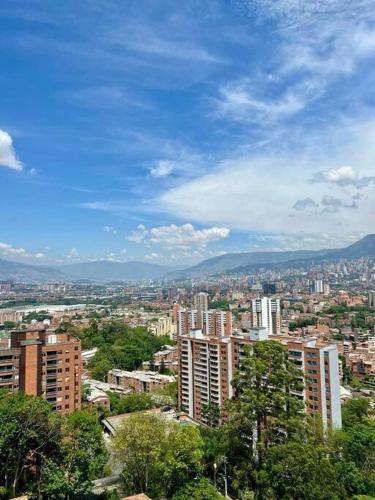 Blick auf eine Stadt mit Gebäuden und Bäumen in der Unterkunft Medellin: Cozy Apat with City View in Envigado