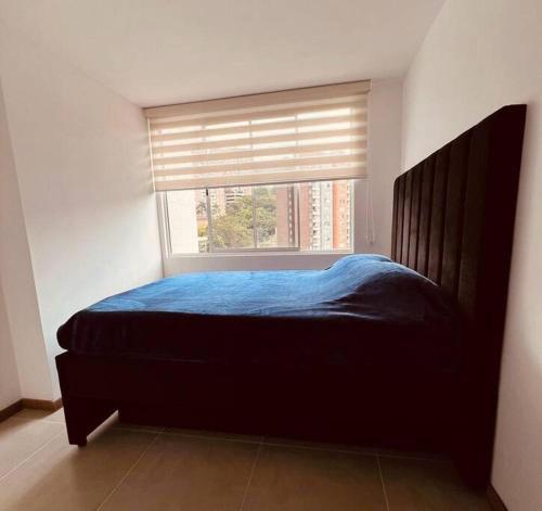 Ein Bett oder Betten in einem Zimmer der Unterkunft Medellin: Cozy Apat with City View