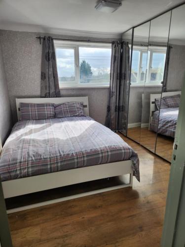sypialnia z łóżkiem i 2 oknami w obiekcie 88 w mieście Wolverton