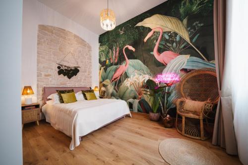 ビトントにあるCasa Apuliae Bed & breakfastのフラミンゴの大きな壁画が飾られたベッドルーム