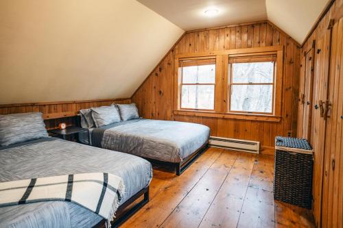 1 dormitorio con 2 camas y ventana en The Hawks Nest Cabin - Breathtaking River Views en Matamoras