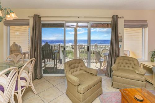 Indian PassにあるPelican Landing 2 by Pristine Properties Vacation Rentalsの海の見えるリビングルーム