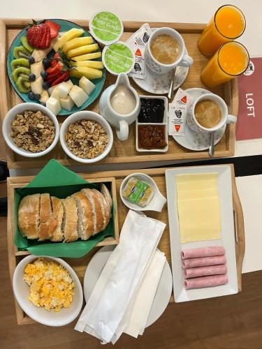 una mesa cubierta con platos de comida y desayuno en Quinta Da Estrada Winery Douro Valley, en Peso da Régua