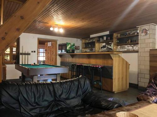 ein Wohnzimmer mit einem Billardtisch und einer Bar in der Unterkunft Residenz Pal in Kokava na Rimavica