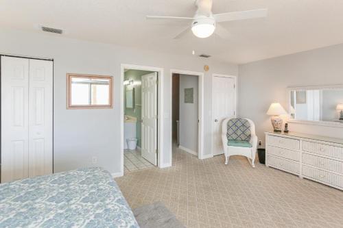 Pelican Landing 2 by Pristine Properties Vacation Rentalsにあるベッド