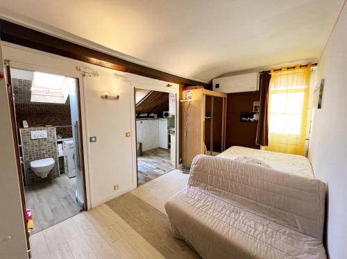 une petite chambre avec un lit et une salle de bain dans l'établissement Studio 200 mètres plage -Côte des basques-, Biarritz, à Biarritz
