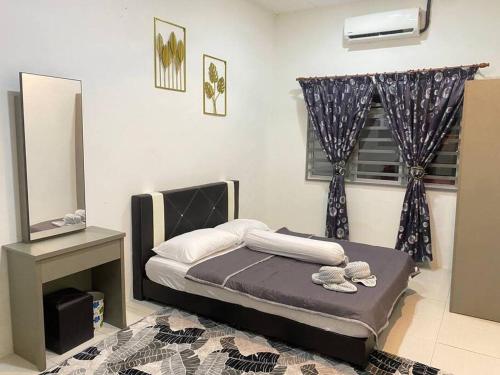 - une petite chambre avec un lit et un miroir dans l'établissement Uzma Homestay Kuala Sg Baru, Melaka, à Malacca