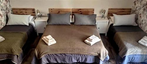 een slaapkamer met een groot bed en handdoeken bij B&B Bella 'Mbriana Simona in Napels