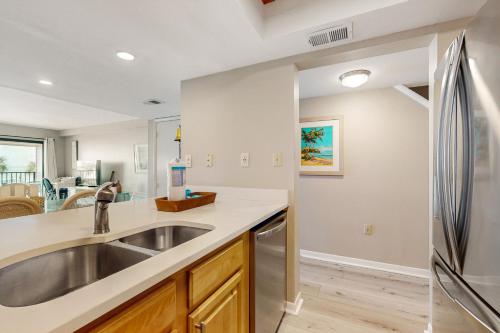 uma cozinha com um lavatório e um frigorífico em Santa Rosa Dunes em Pensacola Beach