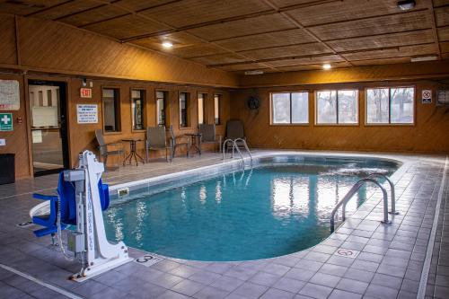 a large swimming pool in a building with a pool at Quality Inn Indianola in Indianola