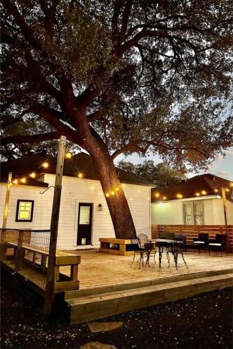 a patio with benches and a large tree at The Red Haven -Heart of EaDo HTX & NRG- in Houston