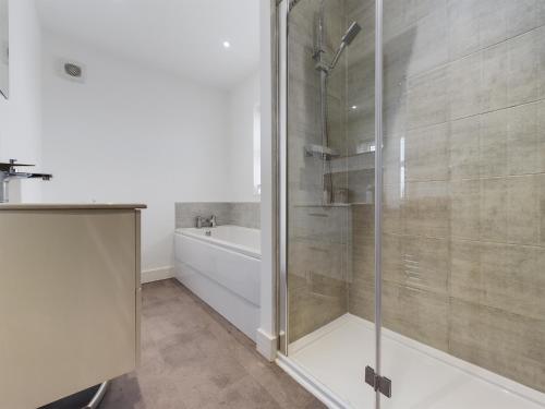 un baño con ducha y bañera en Luxury Modern Spacious House, en Hull