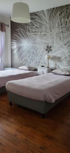 1 dormitorio con 2 camas y pared en Chambres Esprit Campagne, en Libramont