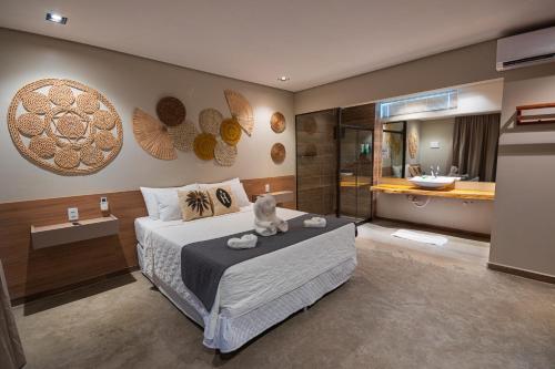 um quarto com uma cama grande e uma casa de banho em Árvo Boutique Hotel em Maragogi