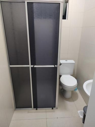 Vonios kambarys apgyvendinimo įstaigoje Quarto confortável em Est Velha
