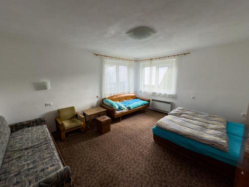 1 dormitorio con 2 camas, silla y ventana en CHALUPA V ZÁPADNÝCH TATRÁCH, en Bobrovec