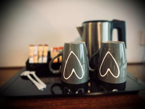 two coffee mugs sitting on top of a table at Hotel Regina in Ludwigshafen am Rhein