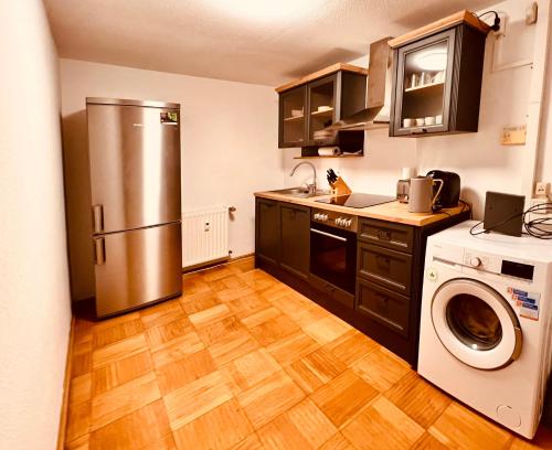 Η κουζίνα ή μικρή κουζίνα στο Cologne LUXE Living: Opulent Elegance Unleashed