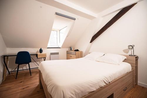 une chambre avec un lit, un bureau et une fenêtre dans l'établissement Moderne T2 Centre Sauna Wifi Home office Netflix, à Strasbourg