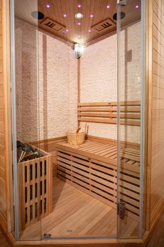 - un sauna avec un banc en bois dans une pièce dans l'établissement Moderne T2 Centre Sauna Wifi Home office Netflix, à Strasbourg