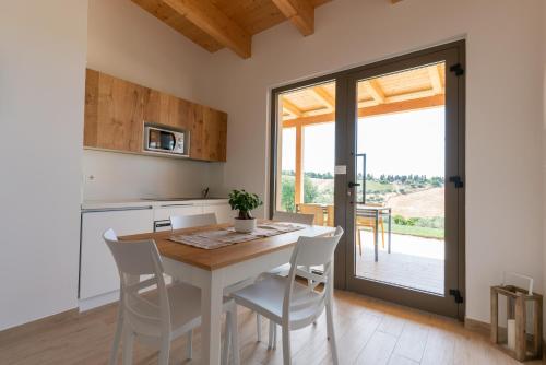 uma cozinha com mesa e cadeiras e uma cozinha com vista em Fienilemare casa vacanze em Roseto degli Abruzzi