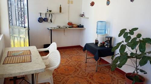 um quarto com uma mesa e uma mesa e uma planta em Luna y Mar em Oaxaca de Juárez