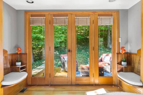 - un salon avec des portes-fenêtres en verre dans l'établissement The Tree House in Alexandria VA, Washington DC, à Alexandria