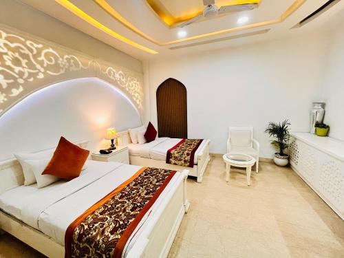 Habitación de hotel con 2 camas y escritorio en Hotel Lavish Inn Rajouri Garden Couple Friendly, New Delhi en Nueva Delhi