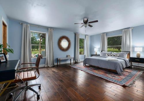 Postel nebo postele na pokoji v ubytování Casa Crabapple Sleeps 13 Private and Hot Tub