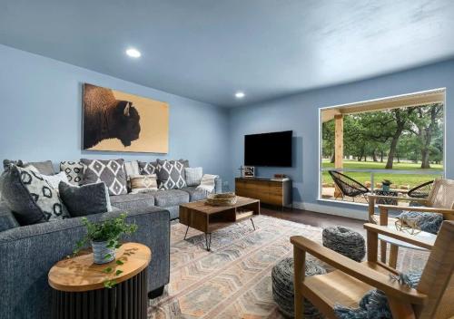 TV a/nebo společenská místnost v ubytování Casa Crabapple Sleeps 13 Private and Hot Tub