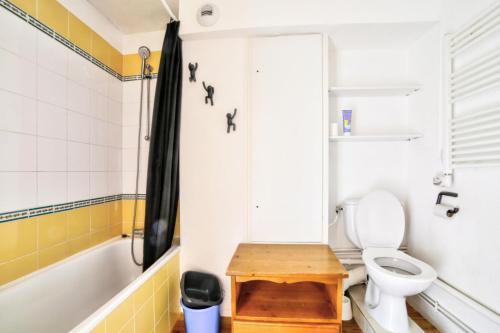 une salle de bain avec toilettes, douche et lavabo dans l'établissement Résidence Quartier Falaise - maeva Home - Appartement 2 Pièces 5 Personnes au pied des pistes - Sélection - super Home MAE-1931, à Avoriaz