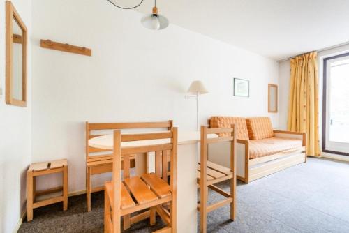 Cette chambre comprend des lits superposés, une table et des chaises. dans l'établissement Résidence L'Eyssina - maeva Home - Studio 5 Personnes Budget MAE-1945, à Vars