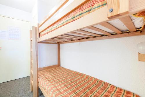 - une petite chambre avec 2 lits superposés dans l'établissement Résidence L'Eyssina - maeva Home - Studio 5 Personnes Budget MAE-1945, à Vars