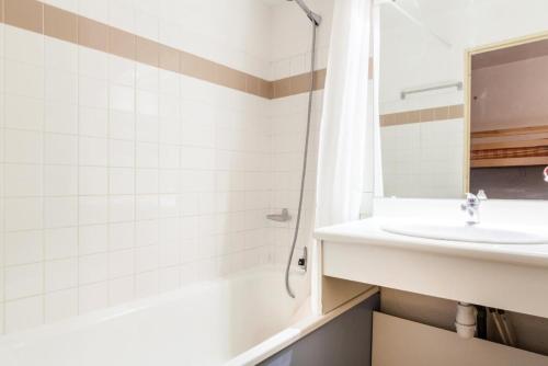 une salle de bain avec un lavabo, une baignoire et un miroir dans l'établissement Résidence L'Eyssina - maeva Home - Studio 5 Personnes Budget MAE-1945, à Vars