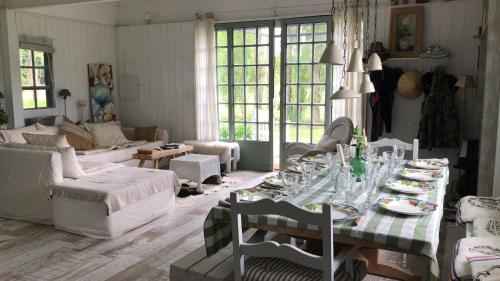 una sala de estar con una mesa con platos. en Capilla-Casa de campo en Capilla del Señor