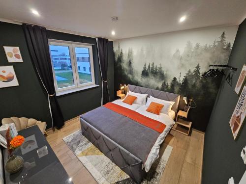 Schlafzimmer mit einem Bett mit Wandgemälde in der Unterkunft Sonnendeck Schwerin in Schwerin