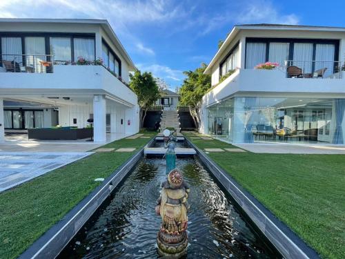 蘇梅島的住宿－Bluemango Pool Villa & Resort Koh Samui，房屋前有喷泉的房子