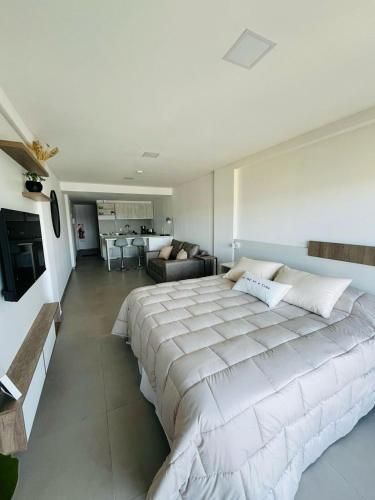 烏斯懷亞的住宿－ManuFel Rentals，一间带白色大床的卧室和一间客厅