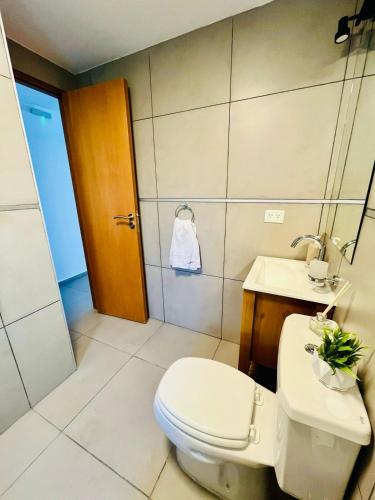 烏斯懷亞的住宿－ManuFel Rentals，一间带卫生间和水槽的浴室
