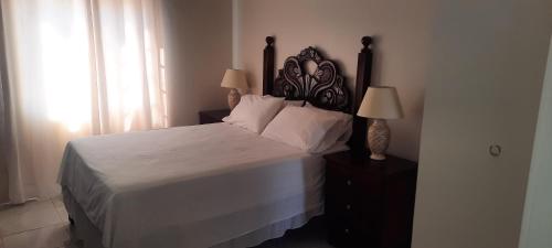 Un dormitorio con una cama grande y una ventana en Ocean view, en Discovery Bay