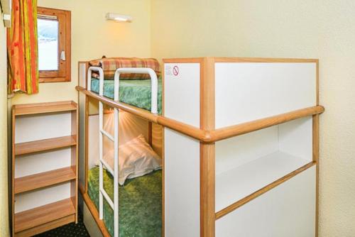 une chambre avec deux lits superposés dans une pièce dans l'établissement Résidence Le Hameau du Sauget - maeva Home - Studio 4 Personnes Budget MAE-1981, à La Plagne Tarentaise