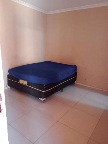 a bed sitting in a corner of a room at Chácara do Lele in Ribeirão Preto