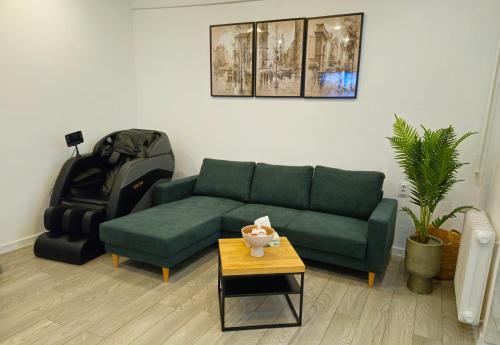 uma sala de estar com um sofá verde e uma mesa em The Bohemian Connection, scaun masaj, ceai, cafea, apa filtru, apartament central, regim hotel em Craiova