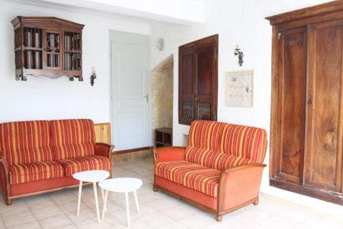 un salon avec deux chaises et une table dans l'établissement Maison de village La Ferrière, à Gallargues-le-Montueux