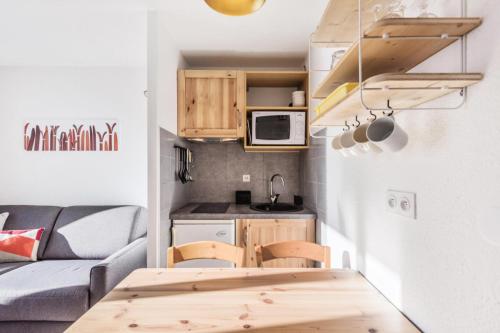 un petit appartement avec une cuisine et un salon dans l'établissement Résidence Le Cédrat - maeva Home - Studio cosy 4 personnes - Sélection - Super Home MAE-3598, à Avoriaz