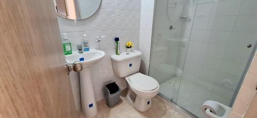 a bathroom with a toilet and a sink and a shower at CB2 Apto tranquilo con Aire Acondicionado in Neiva