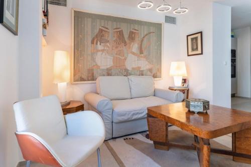 un salon avec un canapé et une table dans l'établissement Very nice 3 bedrooms apartment in the heart of downtown Cannes, à Cannes