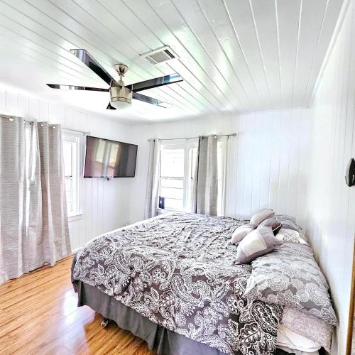 Schlafzimmer mit einem Bett und einem Deckenventilator in der Unterkunft Home Sweet Home in Hallandale Beach